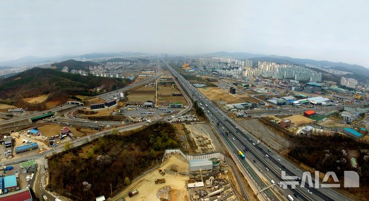 [용인=뉴시스]경부고속도로와 용인플랫폼시티 개발예정지 전경