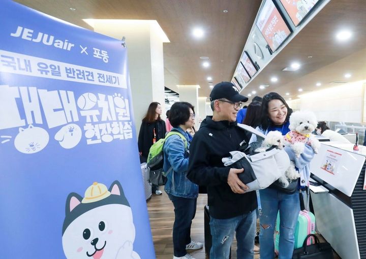 [서울=뉴시스] 지난 4월 '포동 전세기' 탑승객이 김포공항 국내선 카운터에서 탑승 수속을 밟고 있다.  (사진=LG유플러스 제공) photo@newsis.com *재판매 및 DB 금지