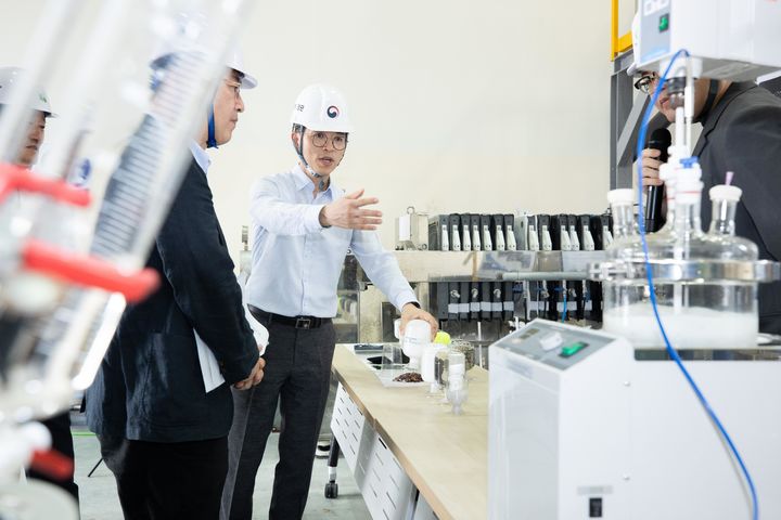 [서울=뉴시스] 김완섭 환경부 장관이 지난 8월23일 인천 서구 창업·벤처 녹색융합클러스터를 방문해 녹색산업분야 창업기업의 파일럿·테스트 설비를 살펴보고 창업기업들의 성장을 위한 전방위적인 지원을 주문하고 있다. (사진=환경부 제공) 2024.08.23. photo@newsis.com *재판매 및 DB 금지