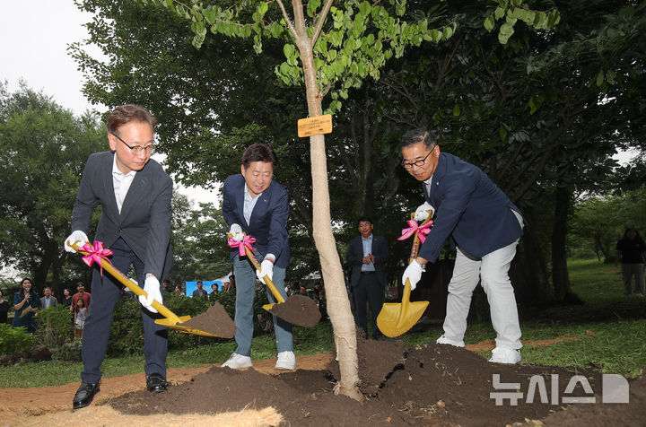 [제주=뉴시스] 우장호 기자 = 오영훈(가운데) 제주지사와 이규성(왼쪽) 이지스자산운용 대표이사, 이진호(오른쪽) 이니스프리 모음재단 이사장이 23일 오후 제주 한라생태숲에서 열린 '제주도-기업참여 도시숲 조성 협력사업 협약식'을 맺은 후 기념식수를 하고 있다. 이번 협약식은 도시 내 녹지공간을 늘리고 탄소흡수원 확충을 위한 것으로 아모레퍼시픽그룹 이니스프리 모음재단과 이지스자산운용㈜이 참여했다. 2024.08.23. woo1223@newsis.com