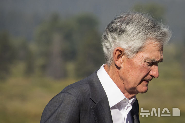 [잭슨홀=AP/뉴시스]제롬 파월 미 연방준비제도이사회(Fed) 의장이 지난해 8월23일(현지 시간) 미 와이오밍주 잭슨홀 경제 심포지엄 회의장 밖을 걸어가고 있다. 파월 의장은 22일 올해 잭슨홀 회의 연설에서 "기본 전망과 위험 균형의 변화는 우리의 '정책 기조'를 조정할 필요성을 정당화할 수 있다"고 발언해 금리 인하 가능성을 열었다. 2025.08.22.