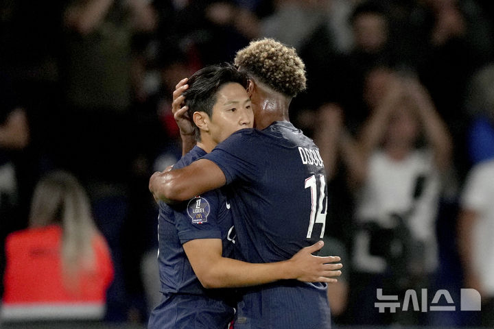 [파리=AP/뉴시스] 파리 생제르맹(PSG)의 이강인(왼쪽)이 23일(현지시각) 프랑스 파리의 파르크 데 프랭스에서 열린 2024-25시즌 리그1 2라운드 몽펠리아와의 경기 후반 37분 팀의 6번째 골을 넣은 후 동료 데지레 두에와 기쁨을 나누고 있다. 이강인은 교체 투입 20분 만에 골을 기록했고 PSG는 6-0으로 대승했다. 2024.08.24.