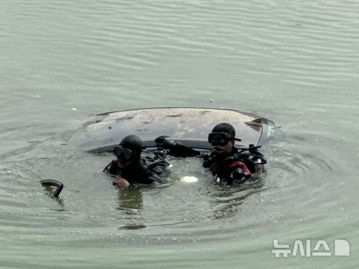 [음성=뉴시스] 24일 오전 9시40분께 충북 음성군 원남면의 한 저수지에 침수된 차량에서 50대 남성이 숨진 채 발견됐다. (사진= 음성소방서 제공) 2024.08.24. photo@newsis.com *재판매 및 DB 금지