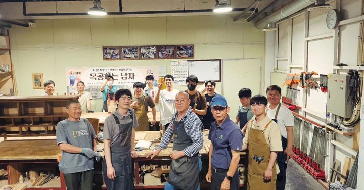 [울산=뉴시스] 울산 남구가 시행한 '男(남)다른 신중년 프로젝트, 신사의 품격' 목공하는 남자 프로그램에 참여한 중장년 남성들. *재판매 및 DB 금지