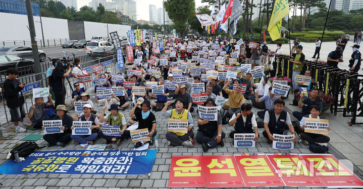 [서울=뉴시스] 홍효식 기자 = 민주노총, 좋은공공병원만들기운동본부 등이 24일 오후 서울 용산 대통령실 인근에서 열린 지역의료 붕괴 수수방관 윤석열 정부 규탄 집회에서 피켓을 들고 구호를 외치고 있다. 2024.08.24. yesphoto@newsis.com