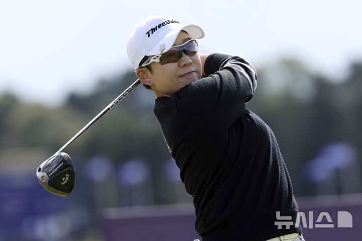 [세인트앤드루스=AP/뉴시스]미국여자프로골프(LPGA) 투어 AIG 여자오픈 3라운드 선두로 도약한 신지애. 2024. 8. 24.