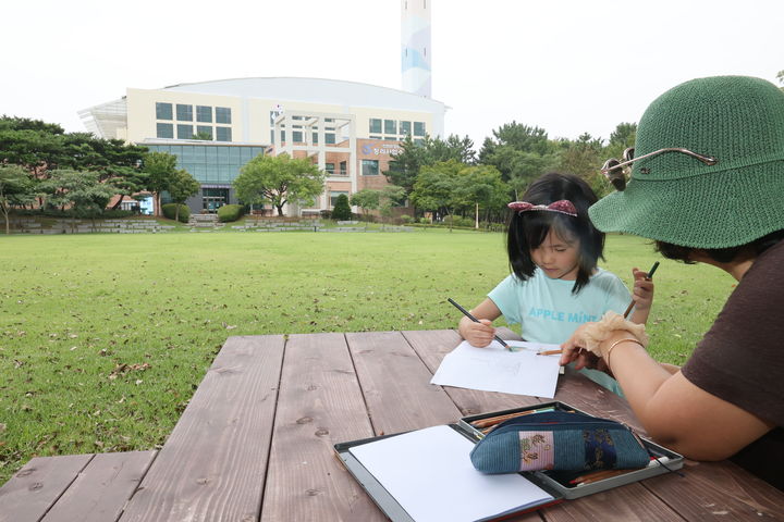 [인천=뉴시스] 미술작가와 함께 참여한 어린이가 스케치 활동을 하고 있다. (사진=인천환경공단 제공) 2024.08.25. photo@newsis.com *재판매 및 DB 금지
