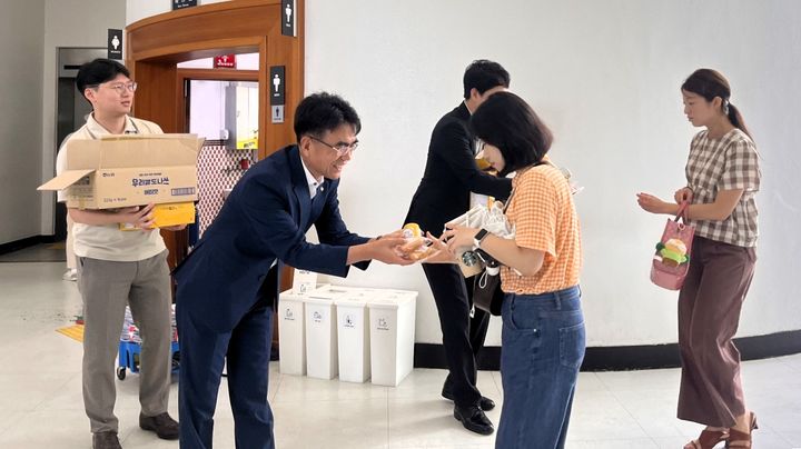 [창원=뉴시스]NH농협 창원시지부, ‘으라차차 아침밥’ 캠페인.2024.08.25.(사진=경남농협 제공) photo@newsis.com *재판매 및 DB 금지