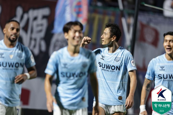 [서울=뉴시스] 프로축구 K리그1 수원FC의 지동원(왼쪽에서 세 번째). (사진=한국프로축구연맹 제공) *재판매 및 DB 금지