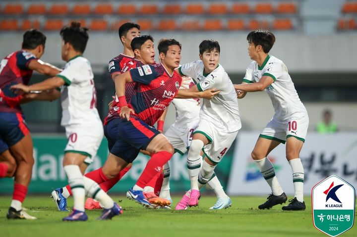 [서울=뉴시스] 프로축구 K리그1 김천 상무(흰색)와 대전하나시티즌. (사진=한국프로축구연맹 제공) *재판매 및 DB 금지