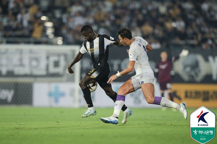 [서울=뉴시스] 프로축구 K리그2 성남FC의 코레아(왼쪽), FC안양의 김정현. (사진=한국프로축구연맹 제공) *재판매 및 DB 금지