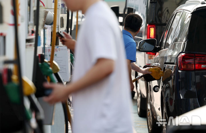 [서울=뉴시스] 홍효식 기자 = 서울 시내 한 주유소에서 시민들이 주유하고 있다. 2024.08.25. yesphoto@newsis.com