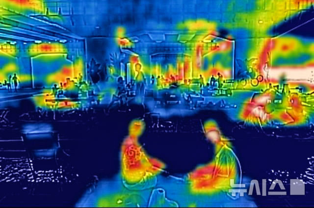 [서울=뉴시스] 김근수 기자 = 폭염 날씨가 계속되는 25일 서울 영등포구 마포대교 밑에서 시민들이 더위를 피해 휴식을 취하고 있다.   열화상 카메라로 촬영한 사진은 온도가 높을수록 붉은색, 낮을수록 푸른색을 나타낸다. 2024.08.25. ks@newsis.com