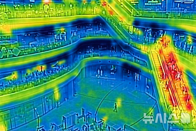 [서울=뉴시스] 김근수 기자 = 폭염 날씨가 계속되는 25일 서울 시내의 한 대형 쇼핑몰이 시민들로 붐비고 있다.   열화상 카메라로 촬영한 사진은 온도가 높을수록 붉은색, 낮을수록 푸른색을 나타낸다. 2024.08.25. ks@newsis.com