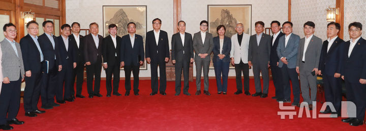 [서울=뉴시스] 이영환 기자 = 한덕수 국무총리, 한동훈 국민의힘 대표, 정진석 대통령비서실장, 최상목 경제부총리 겸 기획재정부 장관 등이 25일 오후 서울 종로구 총리공관에서 열린 제20차 고위당정협의회에서 기념촬영을 하고 있다. (공동취재) 2024.08.25. photo@newsis.com