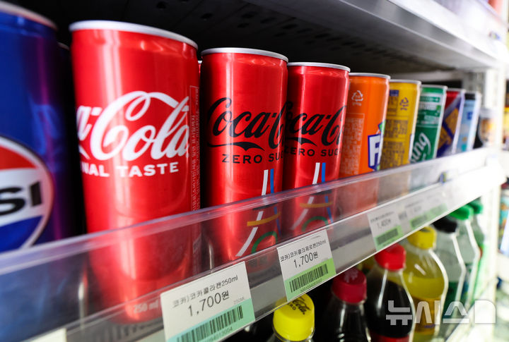 [서울=뉴시스] 본문의 구체적 내용과 무관. 사진은 서울 시내 한 편의점에 진열된 음료. (사진=뉴시스DB) 