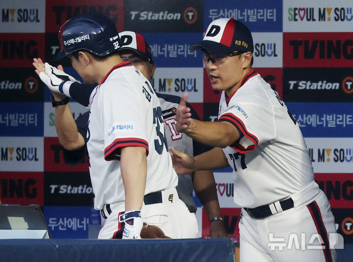 [서울=뉴시스] 김진아 기자 = 25일 서울 송파구 잠실야구장에서 열린 2024 KBO리그 한화 이글스와 두산 베어스의 경기, 4회말 2사 두산 김재환이 솔로홈런을 친 후 더그아웃으로 들어오자 이승엽 감독이 기뻐하고 있다. 2024.08.25. bluesoda@newsis.com