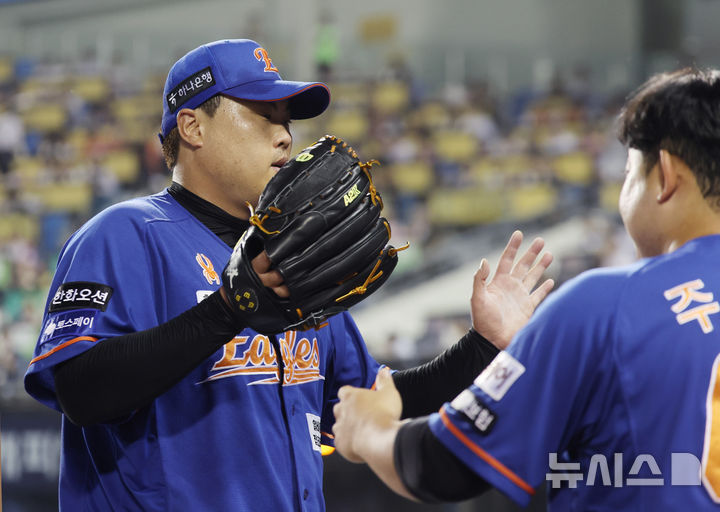 [서울=뉴시스] 김진아 기자 = 25일 서울 송파구 잠실야구장에서 열린 2024 KBO리그 한화 이글스와 두산 베어스의 경기, 6회말 1사 1,2루에서 한화 류현진이 두산 양석환을 3루수 병살로 아웃시킨뒤 더그아웃으로 들어가며 기뻐하고 있다.2024.08.25. bluesoda@newsis.com