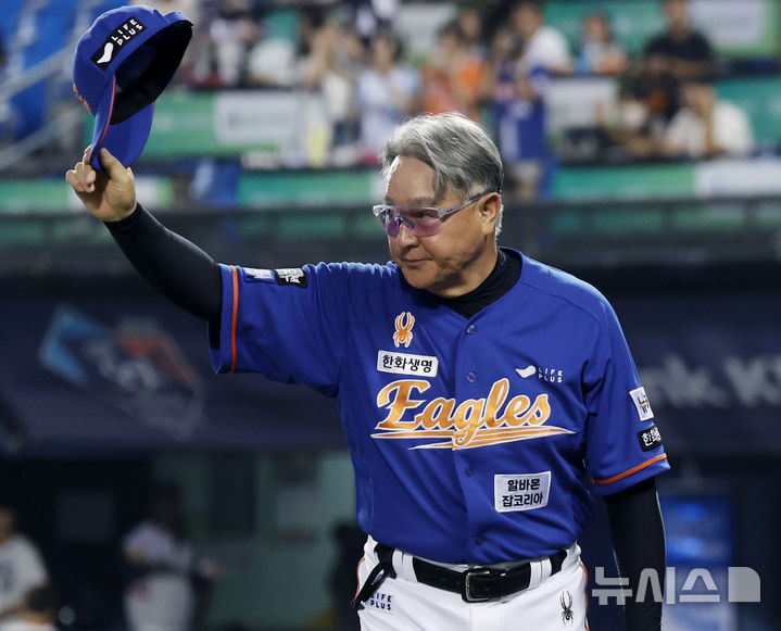 [서울=뉴시스] 김진아 기자 = 25일 서울 송파구 잠실야구장에서 열린 2024 KBO리그 한화 이글스와 두산 베어스의 경기, 한화가 3-1로 승리했다. 김경문 감독이 팬들을 향해 인사하고 있다. 2024.08.25. bluesoda@newsis.com