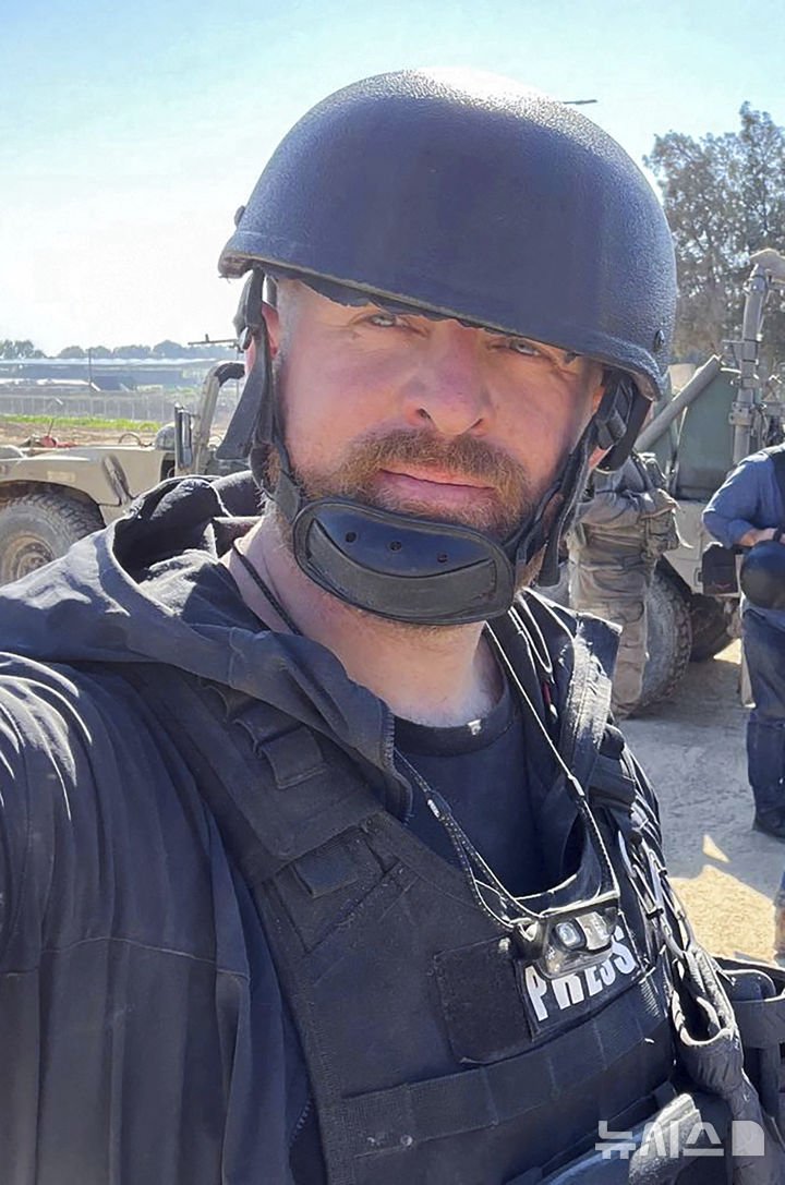 [크라마토르스크=AP/뉴시스]우크라이나 도네츠크주 크라마토르스크에서 로이터 취재진이 묵고 있던 사파이어 호텔이 러시아군의 로켓 공격을 받아 24일(현지시각) 라이언 에번스(38)가 숨졌다. 사진은 에번스가 지난 2월8일 팔레스타인 가자지구와 국경 지대인 이스라엘 남부 베어리에서 취재진과 함께 일하며 사진을 촬영한 모습. 2024.08.26.