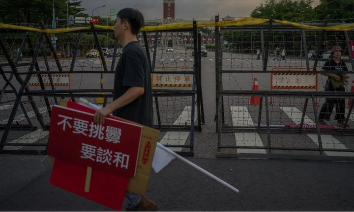 '제로 데이' 촬영을 위해 스태프 중 한 명이 시위관련 장면 소품들을 옮기고 있다.(사진 NYT 캡처) 2024.08.26. *재판매 및 DB 금지