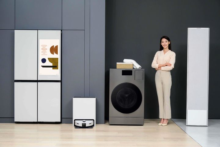 [서울=뉴시스]삼성전자 모델이 인공지능(AI) 음성비서 '빅스비(Bixby)'가 적용돼 음성 명령으로 더욱 손쉽게 제어할 수 있는 '비스포크 AI 가전'을 소개하고 있다. (사진 = 삼성전자) 2024.08.26. photo@newsis.com *재판매 및 DB 금지