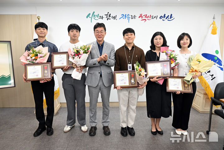 [안산=뉴시스] 이민근 안산시장(사진 왼쪽 세번째)이 상반기 친절 우수 공무원 5명에 표창하고 기념촬영을 하고 있다.(사진=안산시 제공)2024.08.26.photo@newsis.com