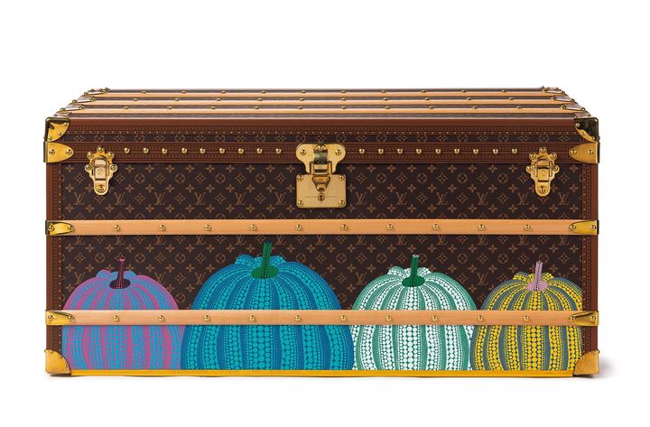 루이비통 × 야요이 쿠사마, <Courrier Lozine 110>, pumpkin graphic on monogram coated-canvas trunk, 55.5×113×53(h)cm, 2023, 8000만 원~1억 3000만원 *재판매 및 DB 금지