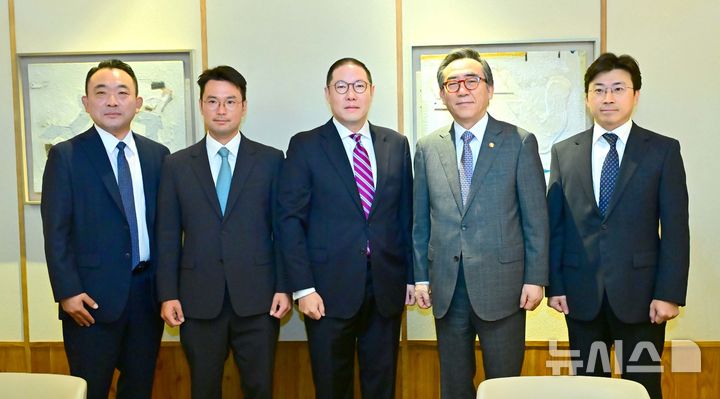 [서울=뉴시스] 조태열 외교부 장관은 26일 아시아태평양경제협력체(APEC) 기업인자문위원회(ABAC) 신규 위원으로 임명된 조현상 HS효성 부회장과 이규호 코오롱 전략부문 대표이사 부회장, 이주완 메가존클라우드 대표이사를 면담하기에 앞서 기념촬영을 하고 있다. (사진= 외교부 제공)