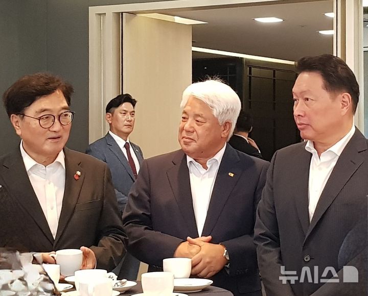 [전주=뉴시스] 왼쪽부터 우원식 국회의장, 김정태 전주상의 회장, 최태원 대한상의 회장. (사진= 전주상공회의소 제공) *재판매 및 DB 금지