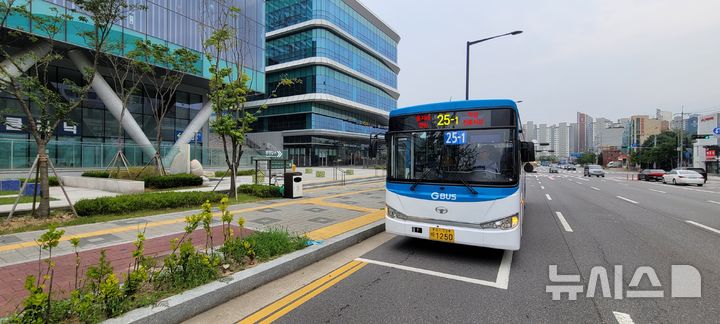 [의정부=뉴시스] 26일 25-1번 버스가 의정부을지대병원 버스정류장에 정차하고 있다. (사진=의정부을지대병원 제공) 2024.08.26 photo@newsis.com