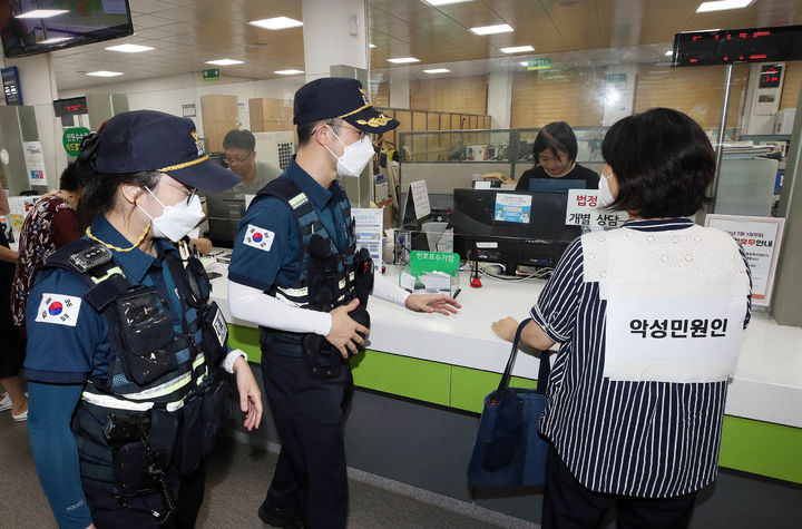 [광주=뉴시스] 지난 8월26일 광주 북구는 청사 통합민원실에서 북부경찰서 용봉지구대와 함께 폭언·폭행 등 악성민원인에 대한 모의훈련을 실시하는 모습. (사진 = 광주 북구 제공) 2024.08.26. photo@newsis.com *재판매 및 DB 금지