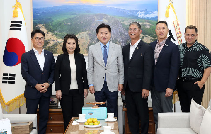 [제주=뉴시스] 26일 제주도청을 찾은 실비아 루크 부지사를 비롯한 하와이 대표단과 오영훈 제주지사 등이 기념 촬영을 하고 있다. (사진=제주도 제공) 2024.08.26. photo@newsis.com *재판매 및 DB 금지