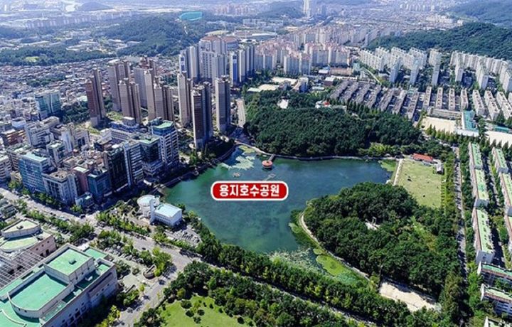 [창원=뉴시스] 강경국 기자 = 경남 창원의 대표적인 환경친화적 공원인 용지호수공원. (사진=창원시청 제공). 2024.08.26. photo@newsis.com *재판매 및 DB 금지