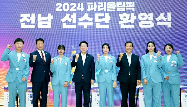 [무안=뉴시스] 송창헌 기자 = 김영록 전남지사가 26일 도청 왕인실에서 열린 '2024 제33회 파리올림픽 전남도 선수단 환영식'에서 주요 선수들과 기념촬영을 하고 있다. 왼쪽부터 사격 속사권총 은메달 조영재(곡성 출신), 송진호 전남도체육회장, 복싱 여자 동메달 임애지(화순군청), 김영록 전남지사, 양궁 여자 단체전 금메달과 개인전 은메달 남수현(순천시청), 이광일 전남도의회 부의장, 펜싱 사브르 여자 단체전 은메달 최세빈(전남도청), 사격 트랩 이보나(신안 출신) 선수. (사진=전남도 제공) 2024.08.26 photo@newsis.com *재판매 및 DB 금지