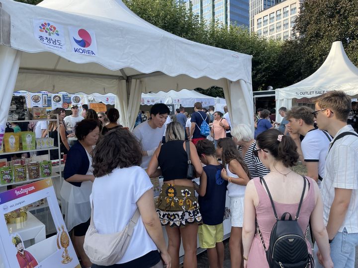 [홍성=뉴시스] 충남도 내 중소기업 30곳이 지난 23~25일까지 독일 프랑크푸르트 마인강변서 열린 ‘2024 박물관 강변 축제’에서 홍보부스를 운영하고 있다. *재판매 및 DB 금지