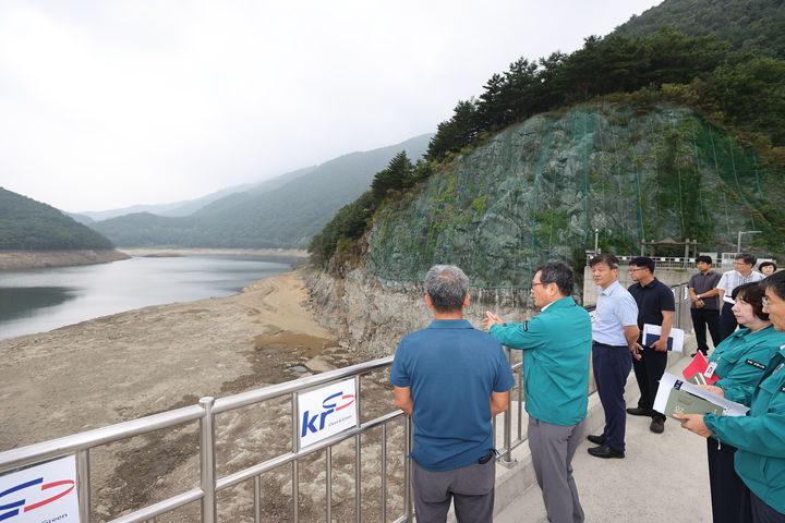 [강릉=뉴시스] 김홍규 강릉시장은 지속적인 가뭄 현상에 따른 대책 마련을 위해 지난달 26일 오봉저수지 현장 점검에 나선 모습. (사진=강릉시 제공) *재판매 및 DB 금지