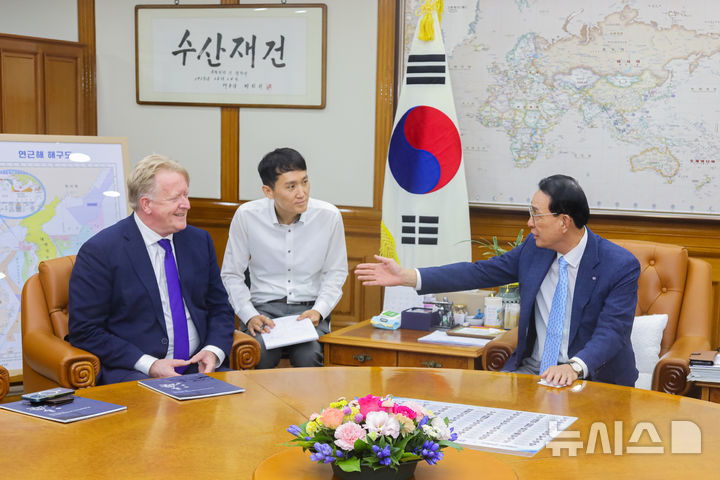 [서울=뉴시스] 세계협동조합연맹(ICA) 이사 겸 수산위원회 위원장으로 활동 중인 노동진 수협중앙회장(오른쪽)이 26일 서울 송파구 수협중앙회에서 예룬 더글라스 ICA 사무총장(왼쪽)과 첫 면담을 갖고, 협동조합 활성화 방안을 논의하고 있다.