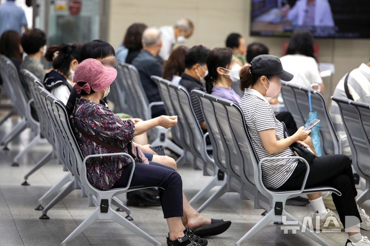 [서울=뉴시스] 고려대 안산병원 로비에서 마스크를 쓴 채 진료를 기다리는 환자들. (사진= 고려대 안산병원 제공) 2024.08.26. photo@newsis.com. 