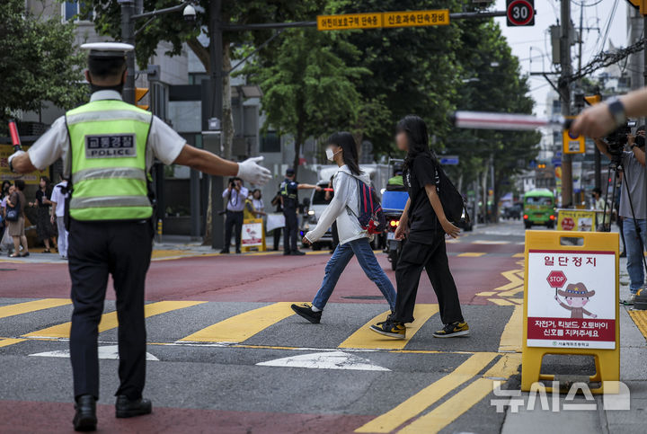 [서울=뉴시스] 정병혁 기자 = 경찰 및 서울시청 직원 및 혜화초교 녹색어머니회원들이 26일 서울 종로구 혜화초등학교 앞에서 2학기 개학맞이 어린이 보호구역 교통법규 위반 집중단속을 하고 있다. 2024.08.26. jhope@newsis.com