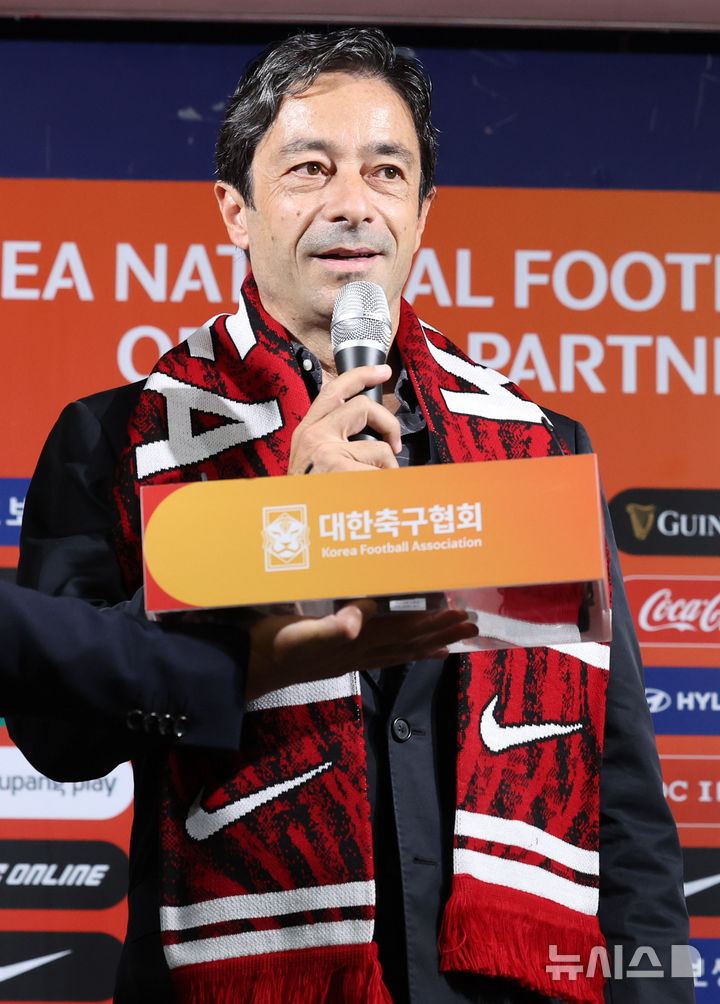[서울=뉴시스] 추상철 기자 = 주앙 아로소 축구대표팀 수석코치가 6월 26일 오전 서울 종로구 축구회관에서 열린 '2026 국제축구연맹(FIFA) 북중미월드컵 아시아지역 3차예선' 대표팀 명단 발표 후 인터뷰를 하고 있다. 2024.08.26. scchoo@newsis.com