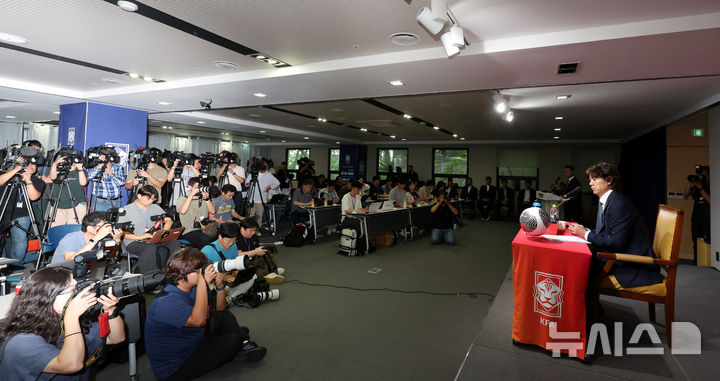 [서울=뉴시스] 추상철 기자 = 홍명보 축구대표팀 감독이 26일 오전 서울 종로구 축구회관에서 '2026 국제축구연맹(FIFA) 북중미월드컵 아시아지역 3차예선' 1, 2차전에 나설 대표팀 명단을 발표한 후 취재진의 질문에 답변하고 있다. 2024.08.26. scchoo@newsis.com