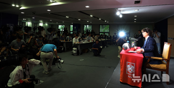 [서울=뉴시스] 추상철 기자 = 홍명보 축구대표팀 감독이 26일 오전 서울 종로구 축구회관에서 '2026 국제축구연맹(FIFA) 북중미월드컵 아시아지역 3차예선' 1, 2차전에 나설 대표팀 명단을 발표한 후 취재진의 질문에 답변하고 있다. 2024.08.26. scchoo@newsis.com