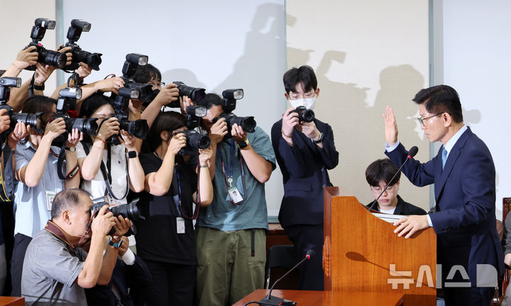 [서울=뉴시스] 조성우 기자 = 김문수 고용노동부 장관 후보자가 26일 오전 서울 여의도 국회에서 열린 환경노동위원회의 인사청문회에서 증인선서를 하고 있다. 2024.08.26. xconfind@newsis.com