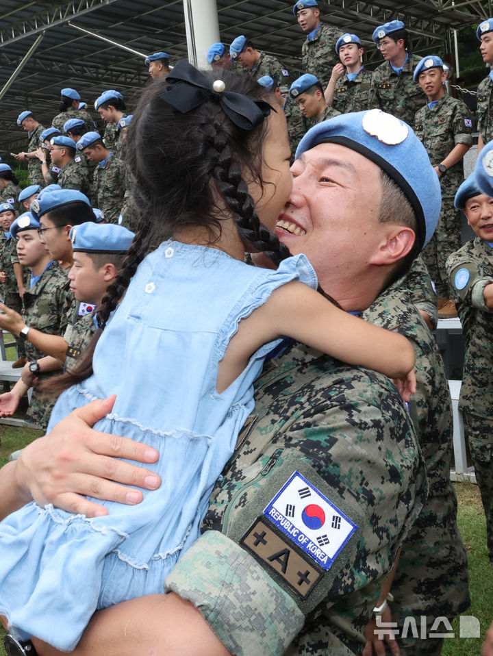 [인천=뉴시스] 전진환 기자 = 레바논 평화유지단 동명부대 30진 장병들이 26일 오전인천 계양구 국제평화지원단에서 열린 파병환송식에서 파병가는 아빠와 딸이 포옹을 하고 있다. 2024.08.26. amin2@newsis.com