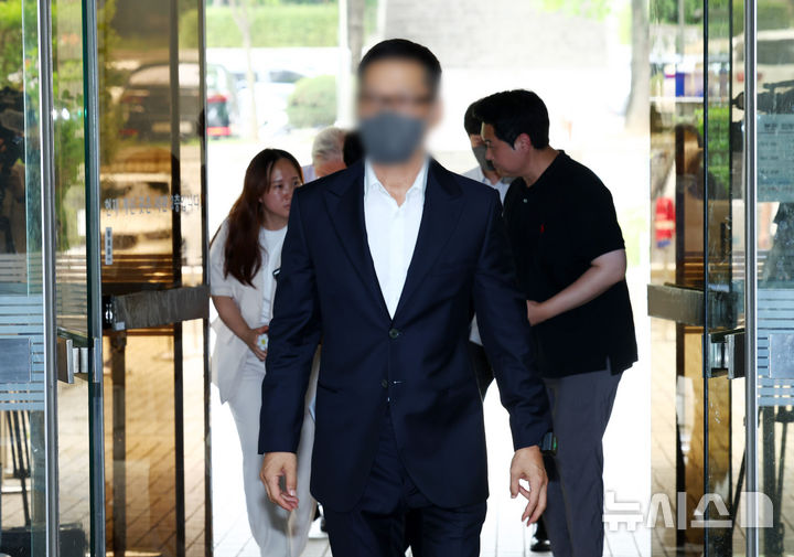 [서울=뉴시스] 전신 기자 = 자본시장과 금융투자업에 관한 법률 위반 등의 혐의를 받는 김영준 이그룹(옛 이화그룹) 회장이 26일 서울 서초구 서울중앙지방법원에서 열린 구속 전 피의자심문(영장실질심사)에 출석하고 있다. 2024.08.26. photo1006@newsis.com