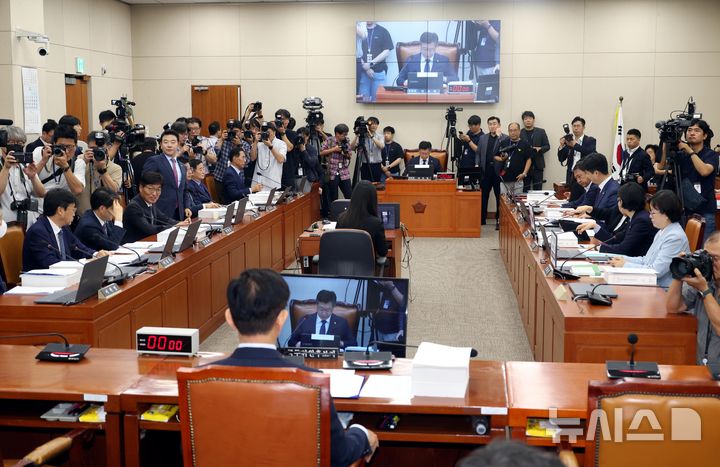 [서울=뉴시스] 조성봉 기자 = 김문수 고용노동부 장관 후보자가 26일 서울 여의도 국회에서 열린 제2차 환경노동위원회 국무위원 후보자 인사청문회에 출석하고 있다. 2024.08.26. suncho21@newsis.com