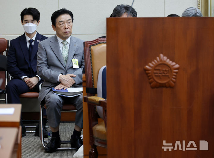 [서울=뉴시스] 조성우 기자 = 김형석 독립기념관장이 26일 서울 여의도 국회에서 열린 정무위원회에 출석해 자리하고 있다. 2024.08.26. xconfind@newsis.com