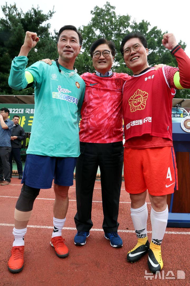 [서울=뉴시스] 조성봉 기자 = 우원식 국회의장과 여야 축구팀 주장들이 26일 오후 서울 여의도 국회 운동장에서 열린 여야 국회의원 축구대회에서 기념촬영을 하고 있다.왼쪽부터 위성곤 더불어민주당 의원, 우 국회의장, 송석준 국민의힘 의원. 2024.08.26.  suncho21@newsis.com