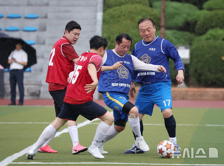 [서울=뉴시스] 고승민 기자 = 26일 서울 여의도 국회 운동장에서 열린 여야 국회의원 축구대회에서 민주당 문금주, 이재강 의원과 국힘 박형수, 진종오 의원이 몸싸움을 하고 있다. 2024.08.26. kkssmm99@newsis.com